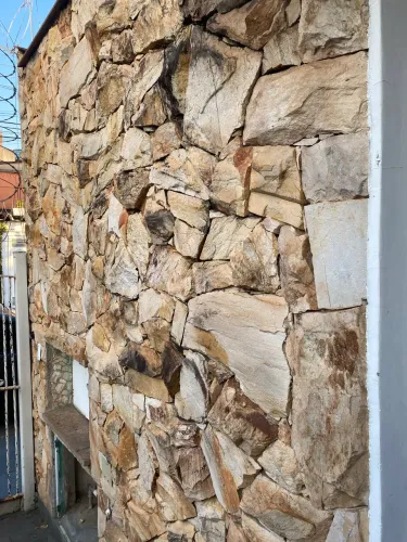 Pedra madeira bruta
