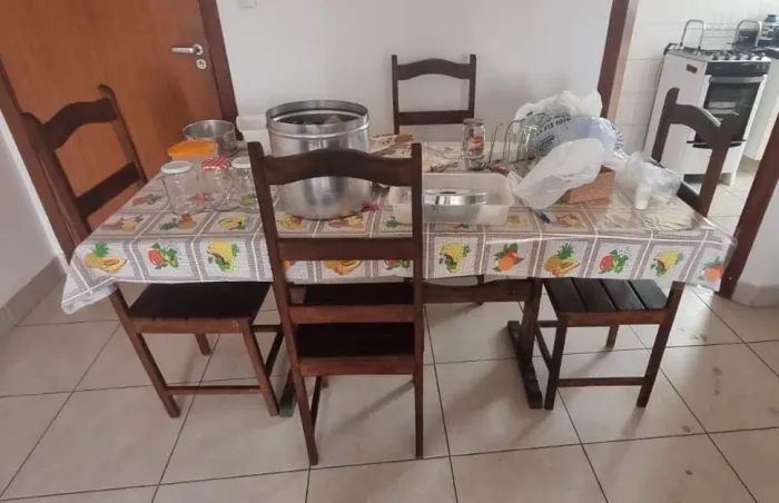 Mesa de jantar com 4 cadeiras