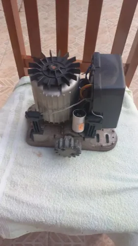 Vendo um motor de para portão eletrônico seminovo. Contato: * falar c antonio