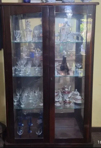 Vende-se Cristaleira em IMBUIA
