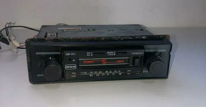 Rádio Toca-fitas marca CCE modelo CM-480, com sintonizador de rádio AM/FM.
