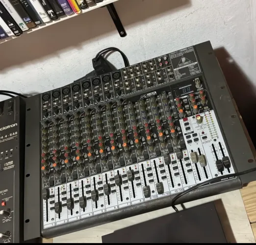 Mesa de som behringer henyx x2222 USB