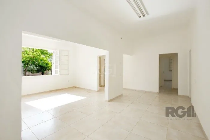Prédio 3 andares. Composto de salas e apartamentos