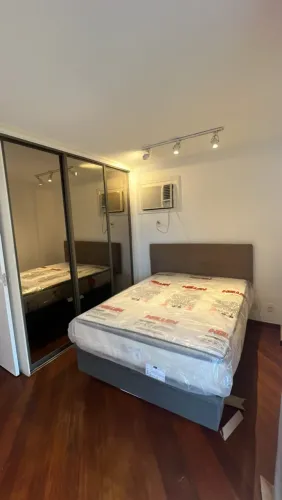 Vendo cama box baú casal, com colchão