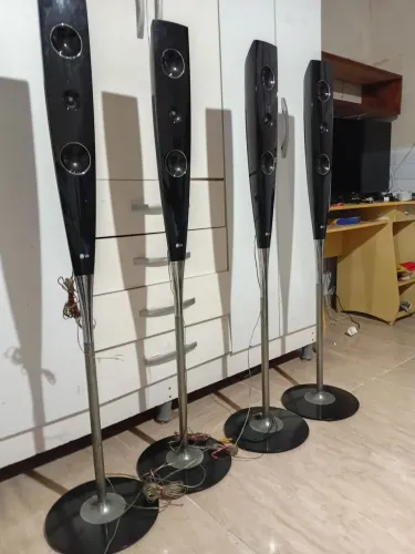 4 Colunas de som e uma caixa