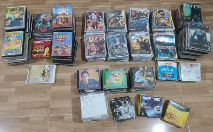 Lote de Cds e Dvs