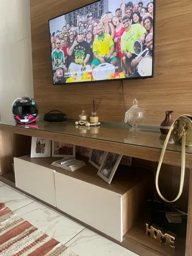 Rack com Painel para TV Planejado em Madeira com Tampo de Vidro