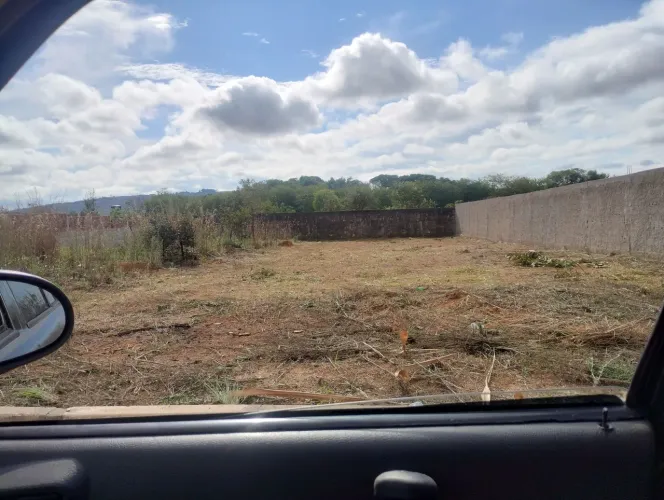 Vendo esse excelente lote em condomínio fechado com calçamento água e luz