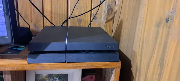 PS4 500GB + 4 JOGOS