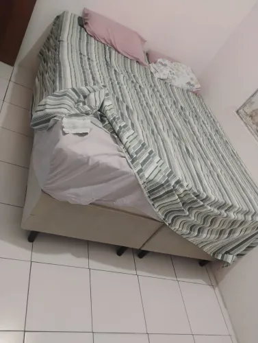 Cama box Queen + colchão, nova, três meses de uso, base dupla.