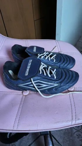 Chuteira de Campos Umbro Footballer Attak n° 37