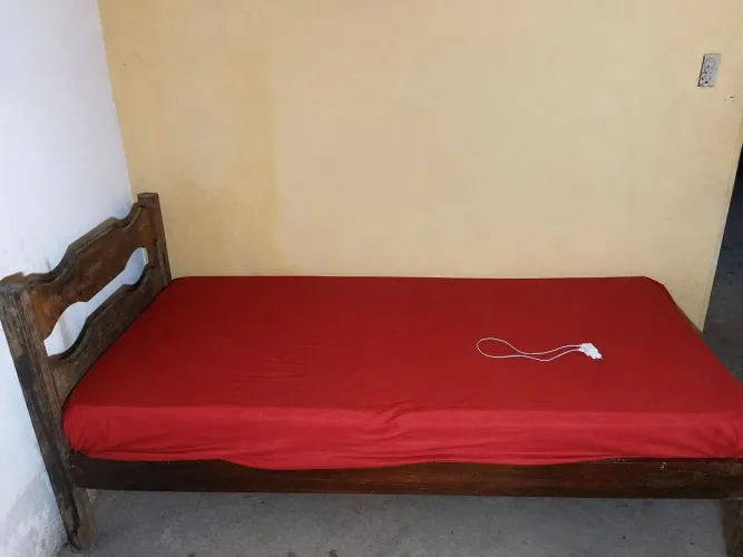 Cama de madeira de solteiro + colchão - R$ 250