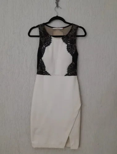Vestido Tubinho Off-White com Detalhes em Renda Preta