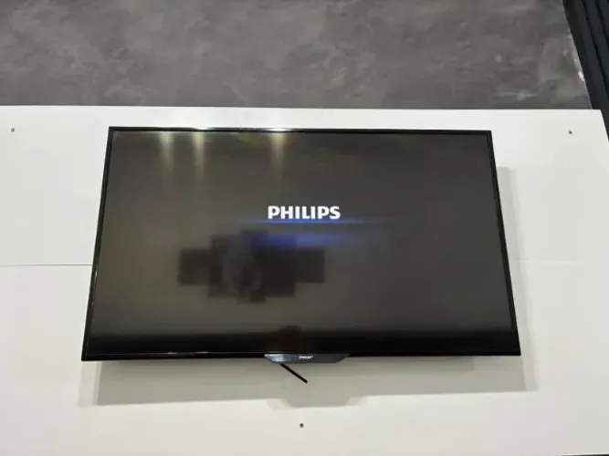 Smart TV Philips 43" Full HD - com controle (Excelente Estado)