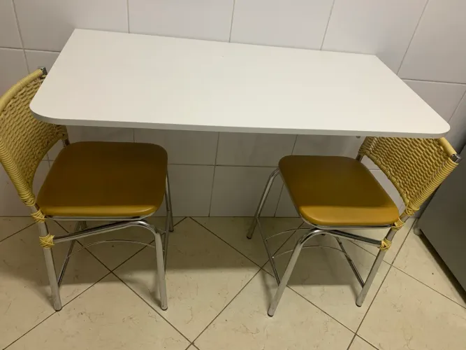 Vendo bancada mais cadeiras