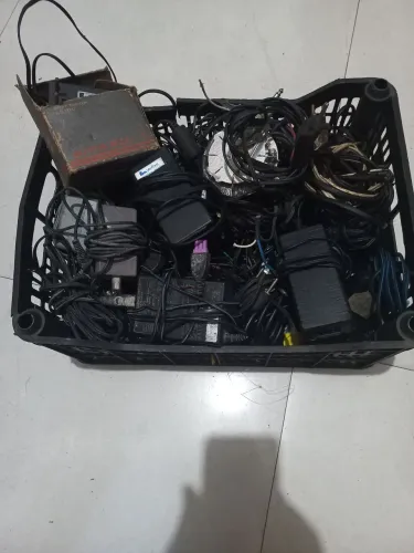 Mais de 20 carregadores e fios variados 