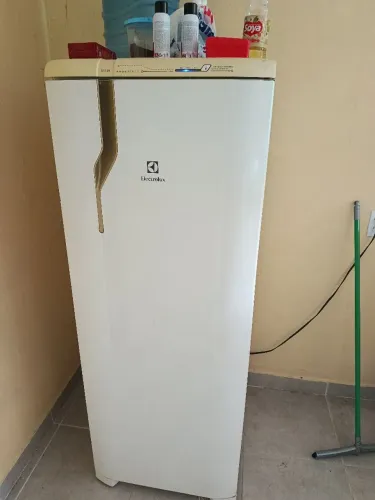 Vendo geladeira Eletrolux em perfeito estado gelado perfeitamente gelo seco