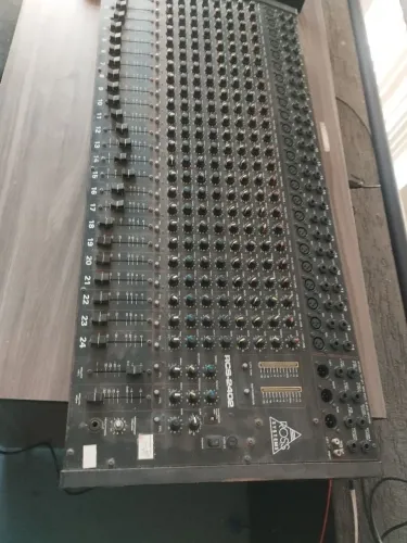 Mesa de som retrô a venda, no estado precisa de manutenção, troco por 4 microfones sem fio
