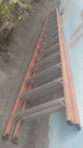 ESCADA EM FIBRA DE VIDRO COM 13 DEGRAUS 