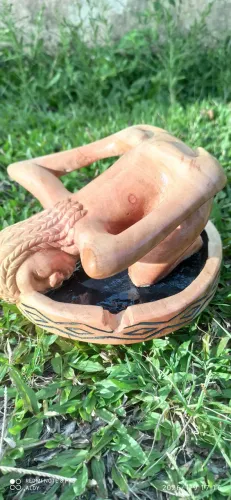 Escultura em madeira de reaproveitamento tipo Cedro. Cinzeiro erótico.
