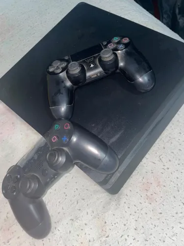 Ps4 Slim, 1 controle original e outro paralelo