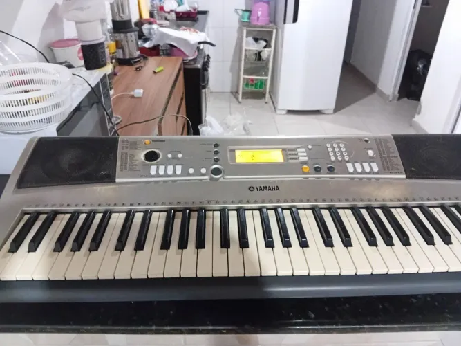 Teclado yamaha E313 funcionando , teclas falhando