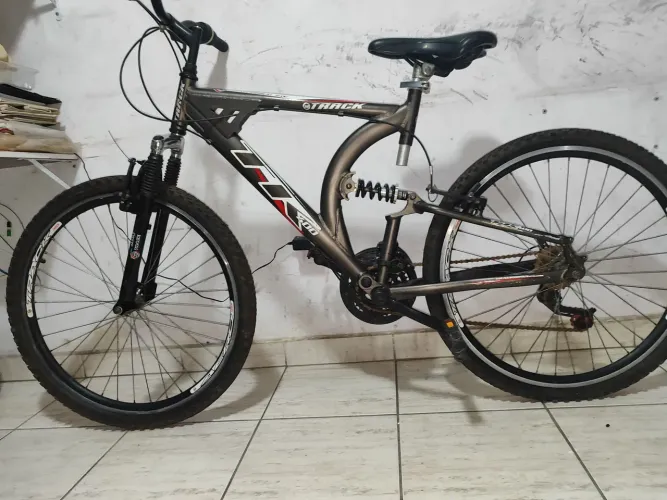 Vendo Bicicleta Track XK400, aro 26, quadro de alumínio, 21 marchas, suspensão dupla.