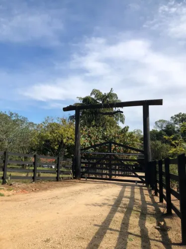 Sítio com área de 26.8678,00m² com pomar, quintal, galinheiro, estrebaria, 03 açudes com t