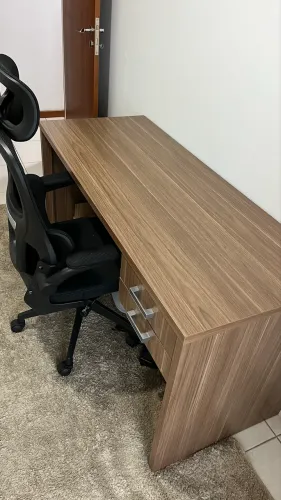 Mesa e cadeira de escritório