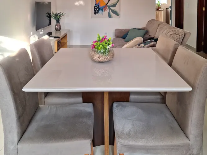 Mesa laqueada com vidro + 4 cadeiras
