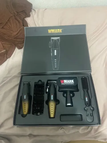 Maquina de cortar cabelo, contém caixa pentes e etc...