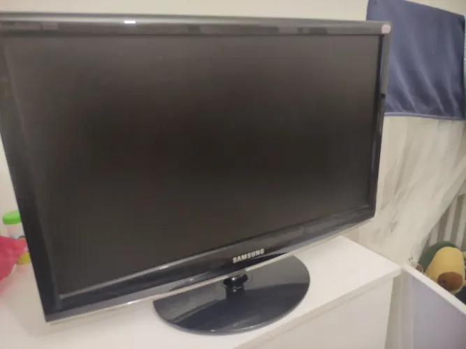 Monitor Samsung 22 polegadas com os cabos entrada VGA e Dvi imagem top