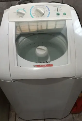Máquina de lavar roupa com defeito 