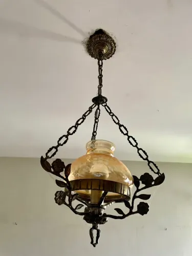 Lustre em estilo colonial, com cúpula âmbar trabalhada e metais dourados