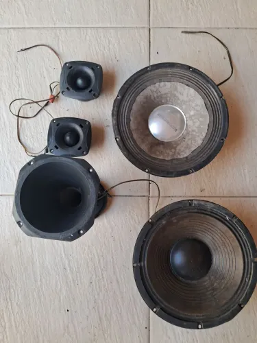 Conjunto de auto falantes