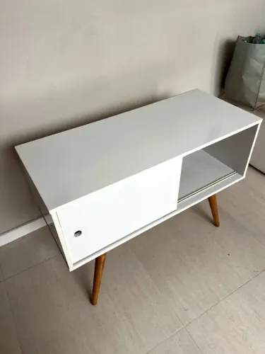 Rack / Aparador Retrô Branco com Porta de Correr e Pés de Madeira