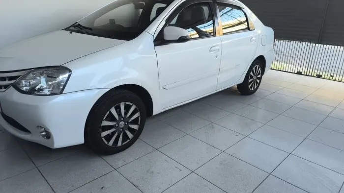 Toyota Etios Platinum Sed. 1.5 Flex 16V 4P Mec. 2015