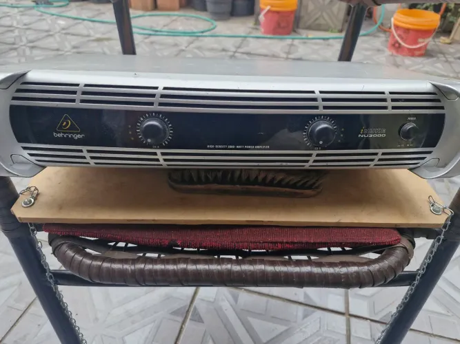 Amplificador Behringer nu3000
