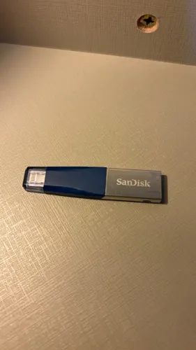 Pen Drive SanDisk iXpand Mini Flash Drive com conectores Lightning e USB