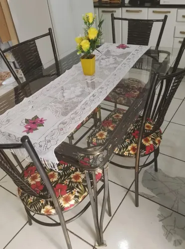 Mesa com tampão de vidro .