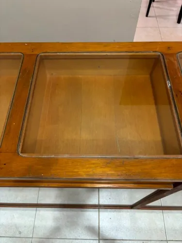 Balcão Vitrine Expositora de Madeira com Tampo de Vidro