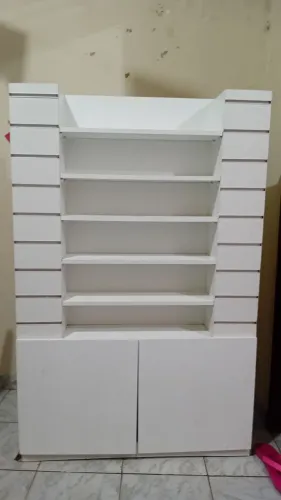 Estante para mostruário de lojas e esmaltes, com prateleiras e portas
