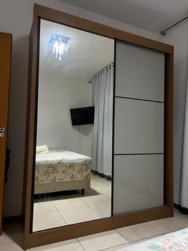 Vendo guarda roupa com porta de correr e espelho