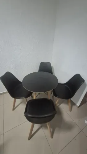Vendo jogo de mesa com 4 Cadeiras