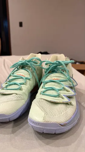 Tenis Kyrie 5 Squidward Tam 42
