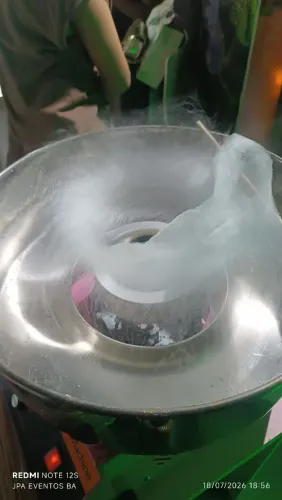Algodão doce ao vivo na barraquinha com operador