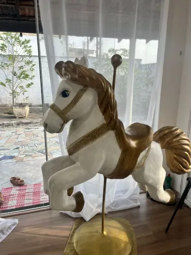 Vendo cavalo de carrossel Para Ornamentação de festas ,ensaios fotográfias,shopping.