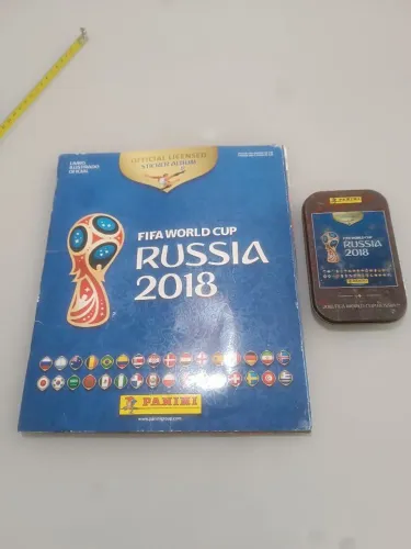 Álbum da copa de 2018 RUSSIA c/550 figurinhas coladas mais cx metálica de repetidas.