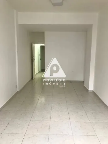 Ótimo escritório localizado no Centro de Copacabana .