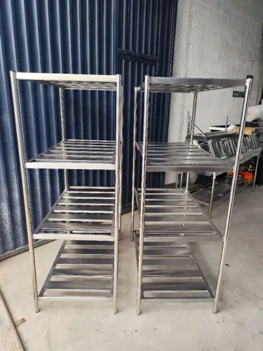 Estante modular em inox com quatro níveis para armazenamento, 1,10 m